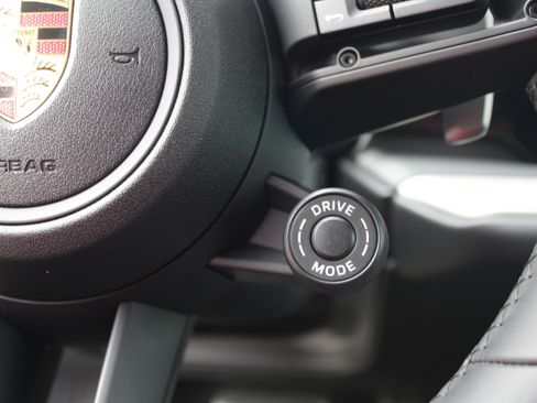 Certified 2025 Porsche Cayenne AWD/4WD image 19
