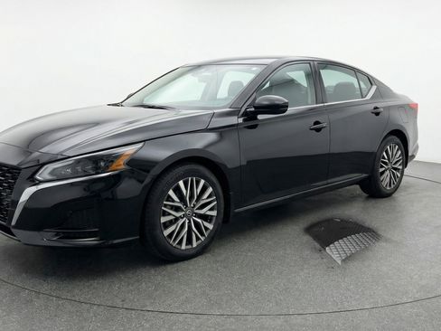 Used 2025 Nissan Altima 2.5 SV image 3