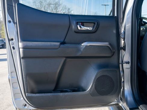 Used 2017 Toyota Tacoma TRD Sport image 16