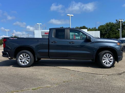 Used 2021 Chevrolet Silverado 1500 Custom w/ Safety Confidence Package AWD/4WD image 2