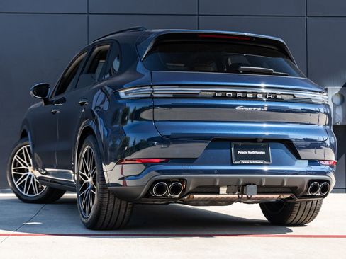 Certified 2025 Porsche Cayenne S AWD/4WD image 3