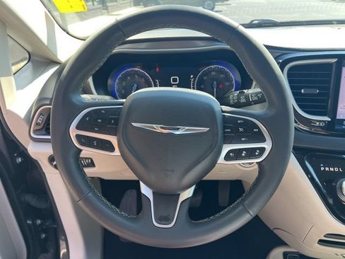 Used 2023 Chrysler Pacifica Touring-L FWD image 10