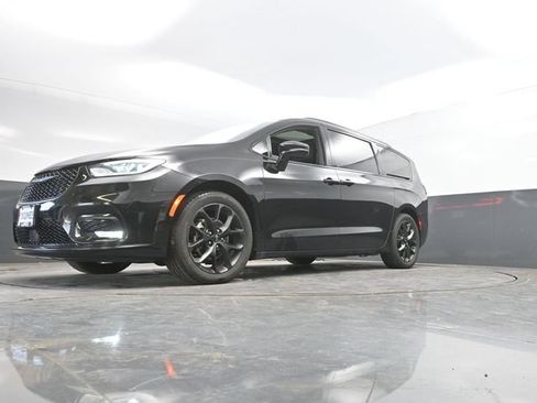 Used 2025 Chrysler Pacifica Limited FWD image 53