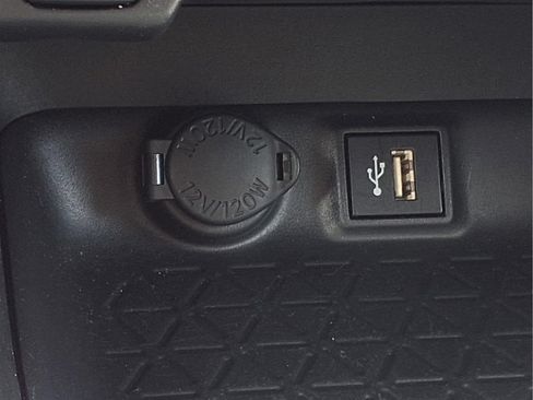 Used 2025 Toyota RAV4 XLE AWD/4WD image 18