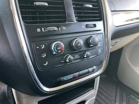 Used 2017 Dodge Grand Caravan SE w/ UConnect Hands-Free Group FWD image 25