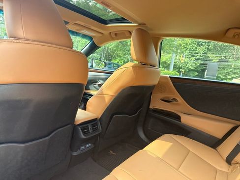 Used 2024 Lexus ES 350 w/ Premium Package FWD image 11