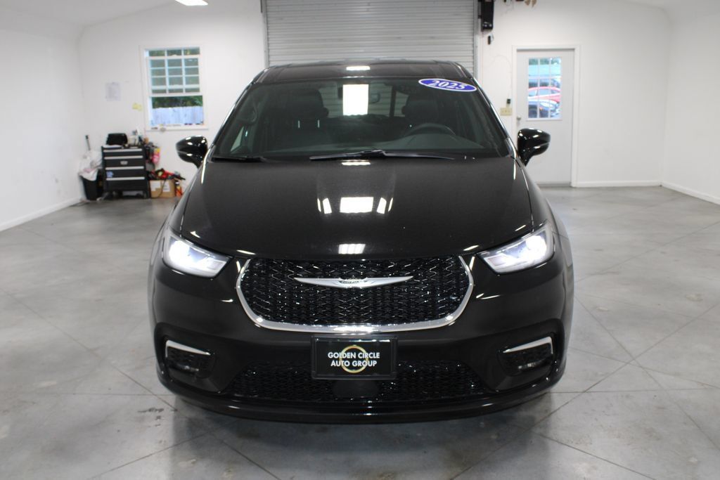 Used 2025 Chrysler Pacifica Select FWD image 3