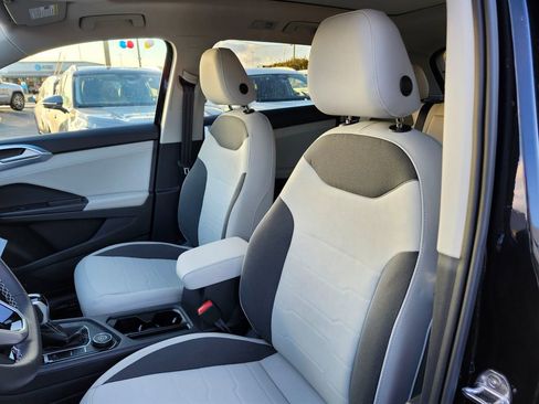 New 2026 Volkswagen Taos SE image 7