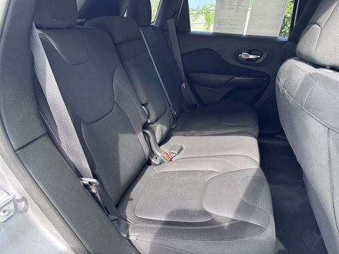 Used 2017 Jeep Cherokee Latitude FWD image 17