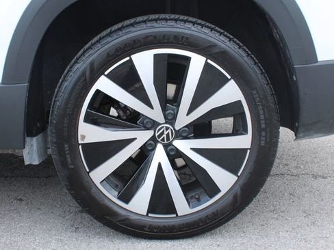 Used 2024 Volkswagen Taos SE FWD image 36