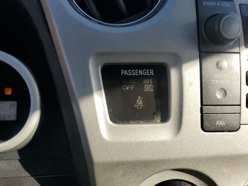 Used 2009 Pontiac Vibe w/ Preferred Package FWD image 29