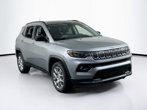 Used 2022 Jeep Compass Latitude AWD/4WD image 3