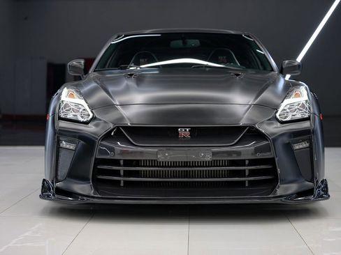 Used 2018 Nissan GT-R Premium image 2