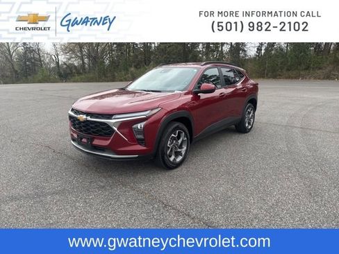 Used 2025 Chevrolet Trax LT image 1