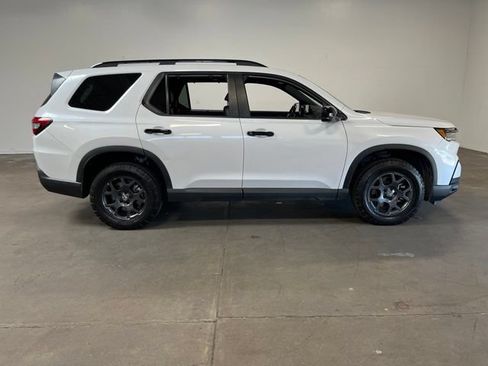 Used 2025 Honda Pilot TrailSport image 2