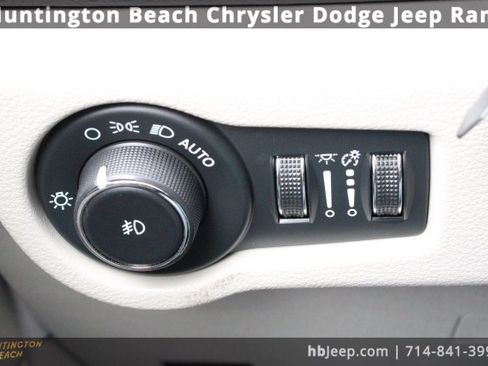 Used 2023 Chrysler Pacifica Touring-L image 20