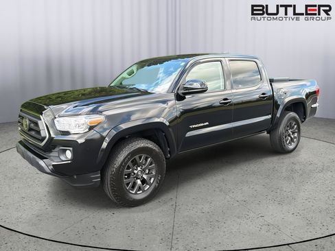 Used 2022 Toyota Tacoma SR5 RWD image 2