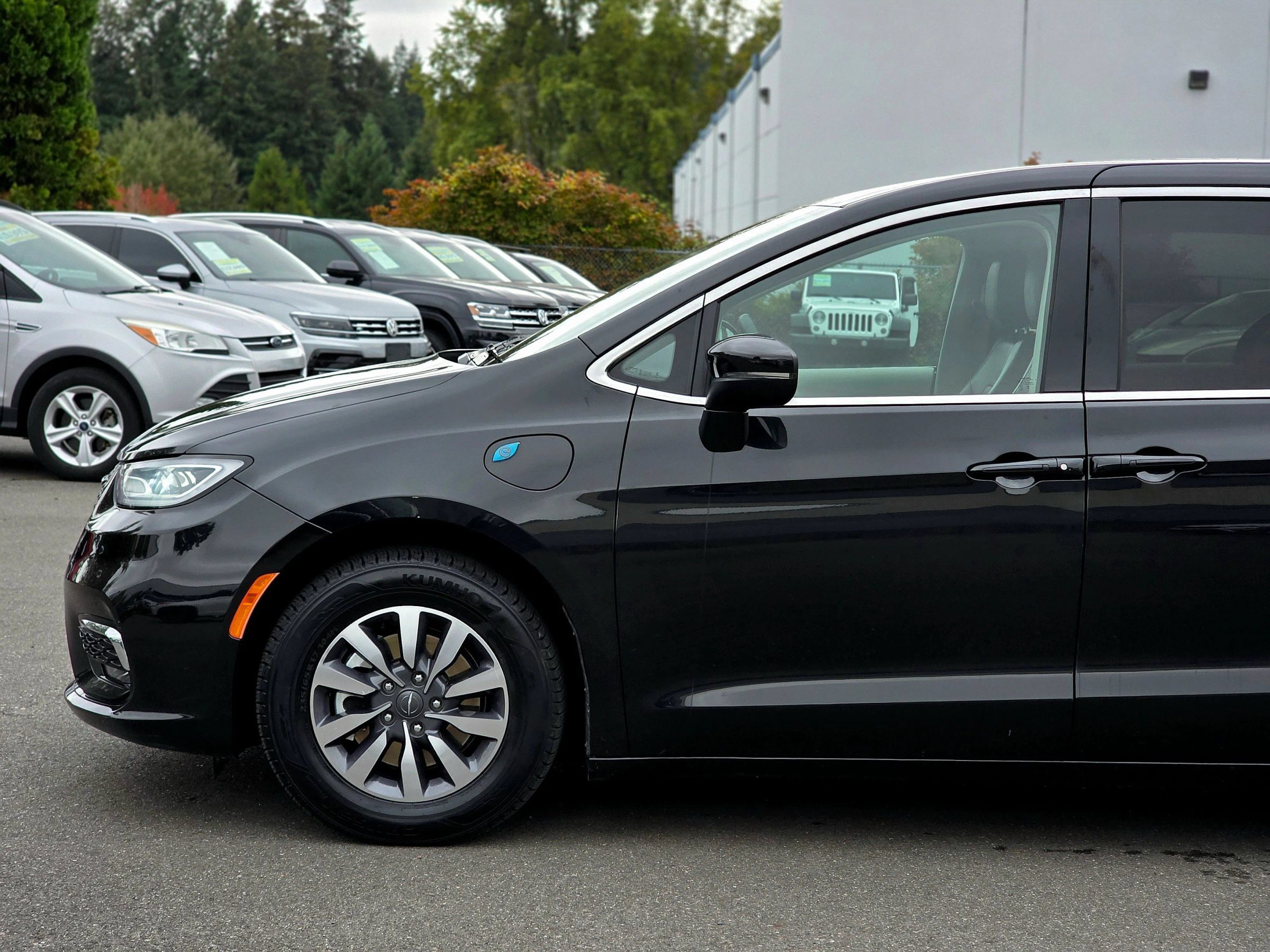 Used 2023 Chrysler Pacifica Touring-L FWD image 6