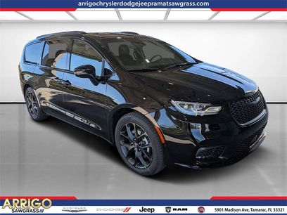 New 2026 Chrysler Pacifica Select w/ S Appearance Package