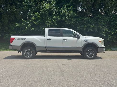 Used 2016 Nissan Titan PRO-4X w/ Pro-4x Convenience Package AWD/4WD image 4
