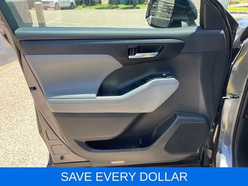 Used 2024 Toyota Highlander XLE FWD image 12