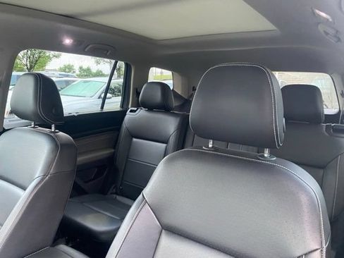 Used 2023 Volkswagen Atlas SE w/ Panoramic Sunroof Package FWD image 7