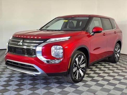 Used 2025 Mitsubishi Outlander SE image 3