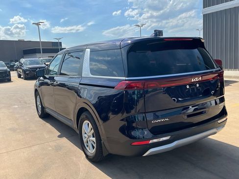 Used 2024 Kia Carnival LX FWD image 2