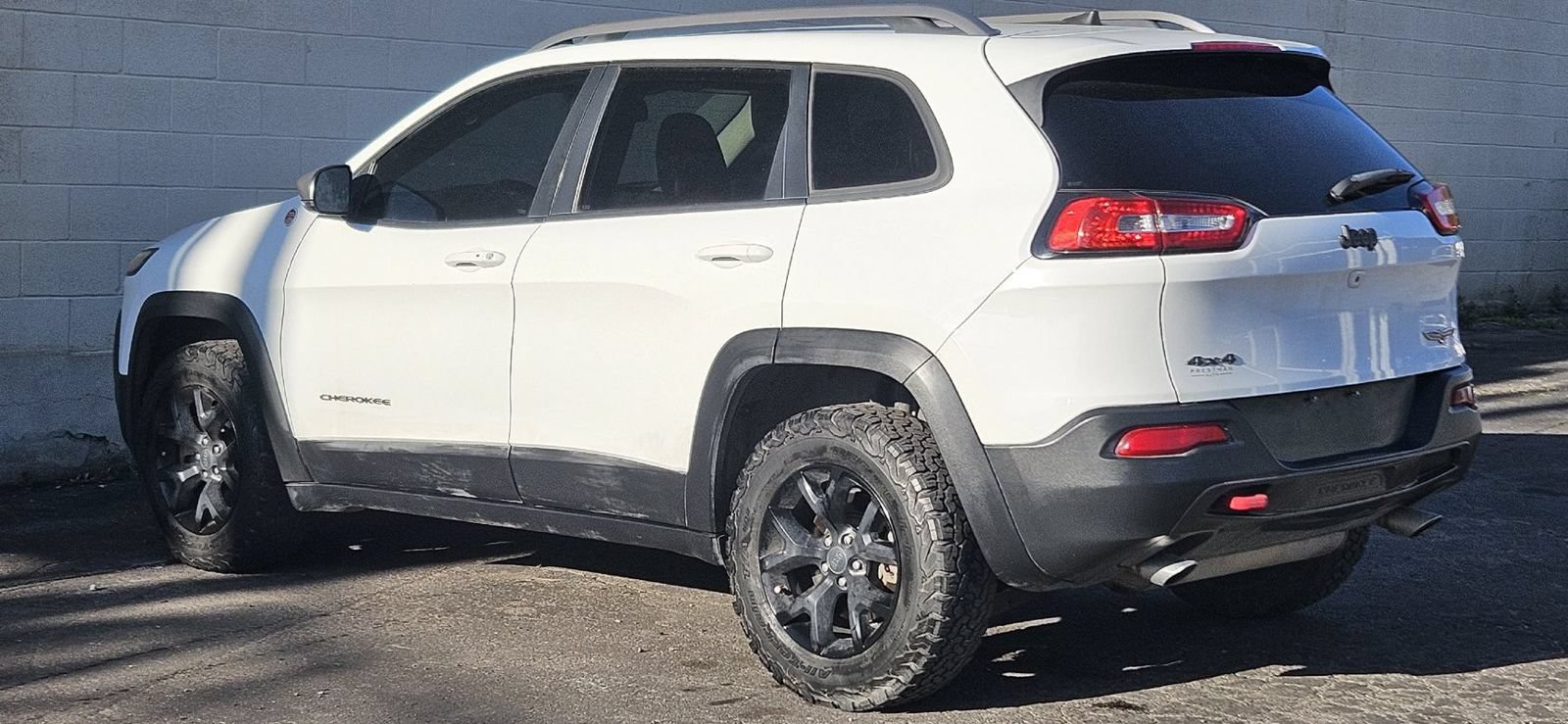 Used 2017 Jeep Cherokee Trailhawk AWD/4WD image 3