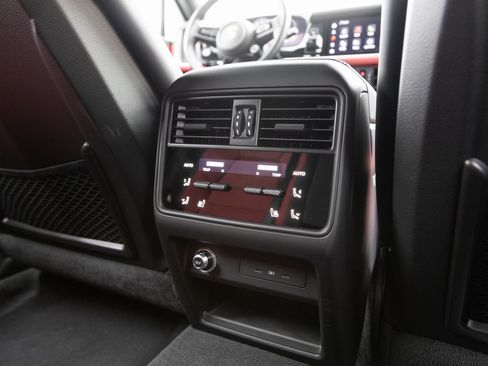 Certified 2025 Porsche Cayenne Coupe image 29