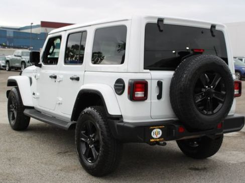Used 2022 Jeep Wrangler Unlimited Sahara AWD/4WD image 3
