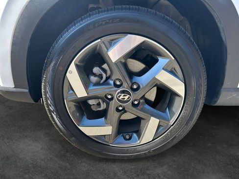 Used 2025 Hyundai Venue SEL FWD image 4