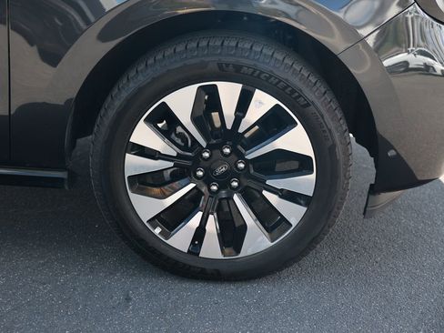 Used 2025 Ford Expedition Platinum w/ Driver's Package image 8