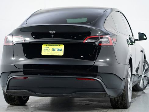 Used 2024 Tesla Model Y 2WD image 5