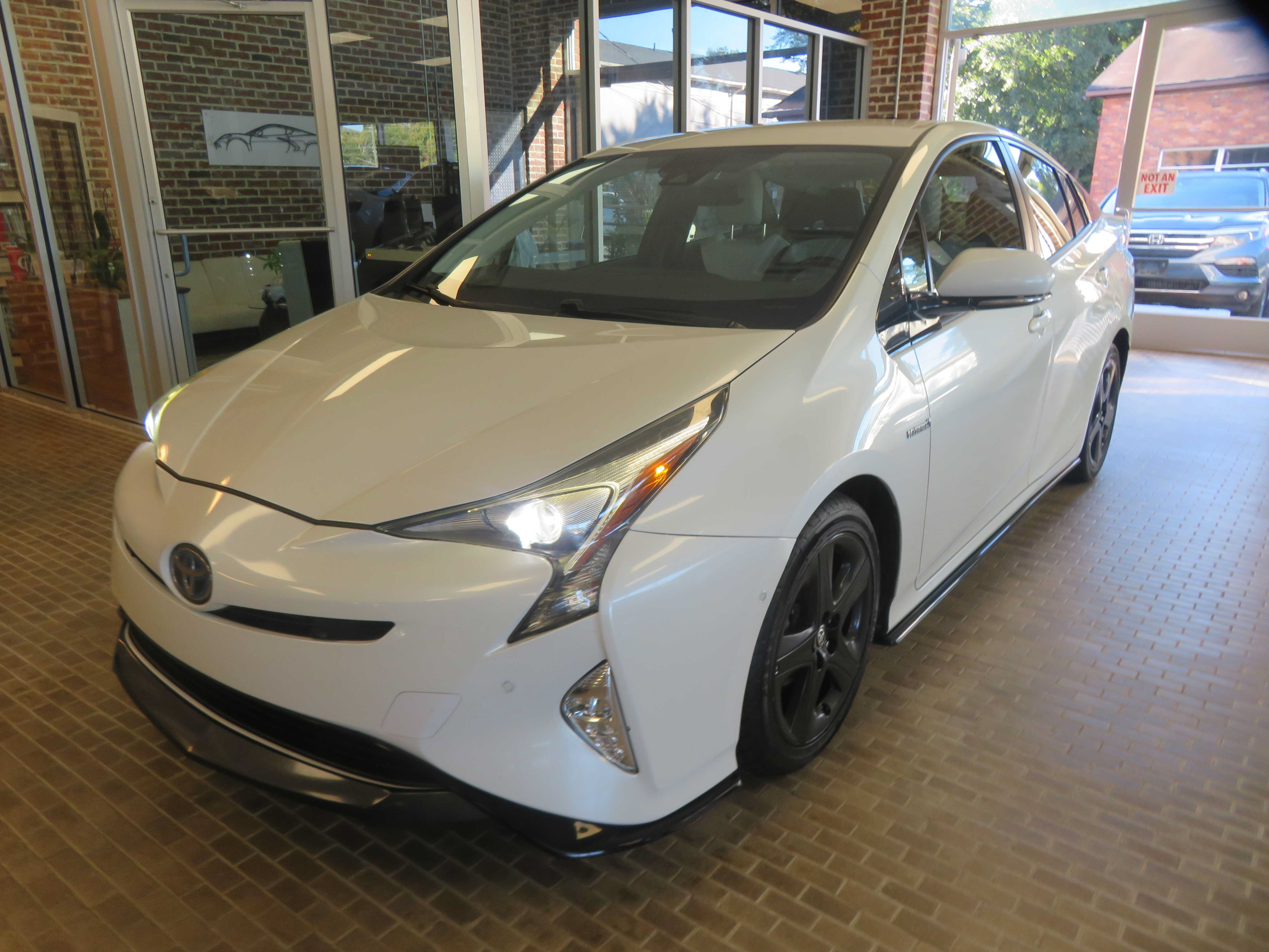 Used 2017 Toyota Prius Four Touring w/ Appearance Package FWD image 1