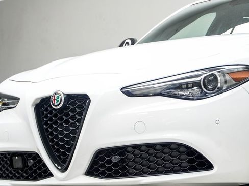 Used 2023 Alfa Romeo Giulia Veloce RWD image 2