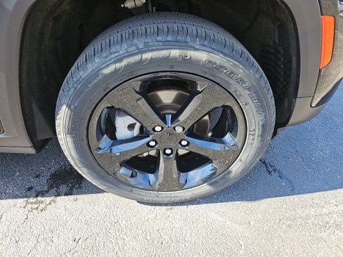 Used 2023 Jeep Grand Cherokee Limited w/ Black Appearance Package image 10