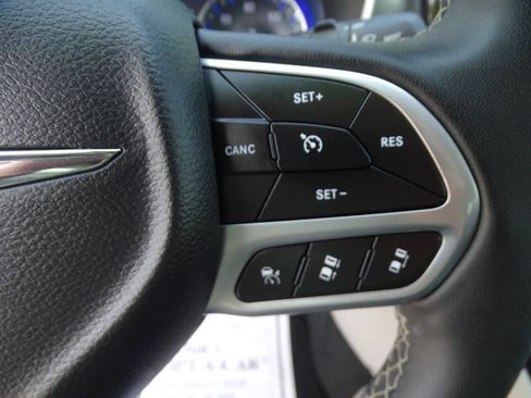 Used 2024 Chrysler Pacifica Touring-L FWD image 16