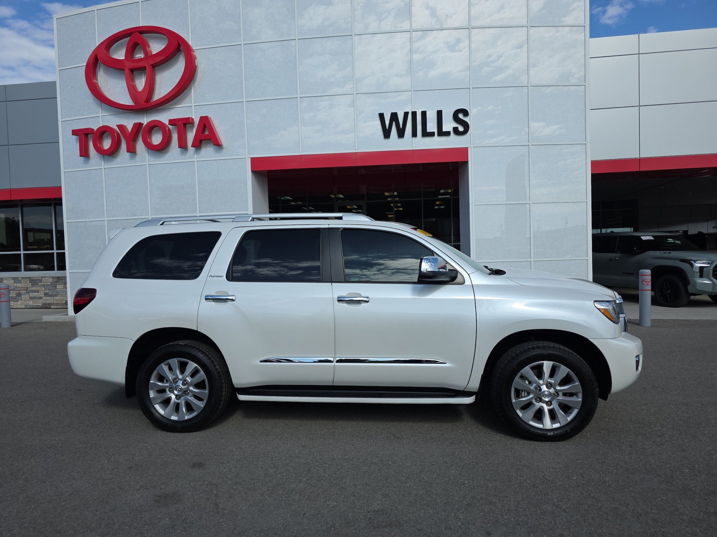 Used 2019 Toyota Sequoia Platinum w/ Carpet Mat Package (TMS) AWD/4WD image 1