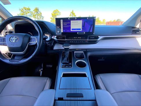 Used 2025 Toyota Sienna XLE image 15