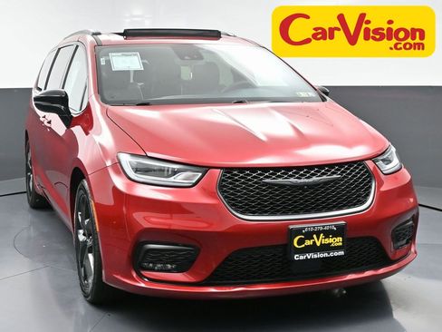 Used 2025 Chrysler Pacifica Limited image 4