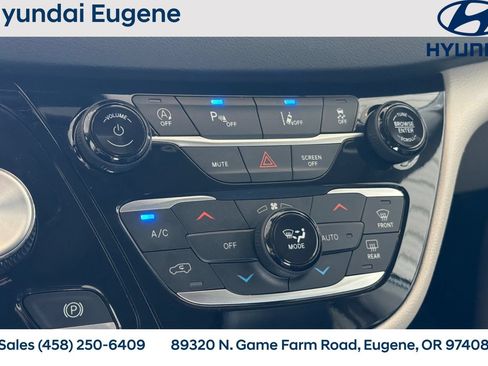 Used 2023 Chrysler Pacifica Touring-L FWD image 25