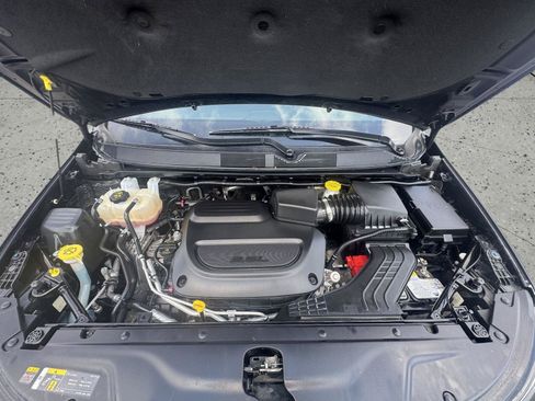 Used 2025 Chrysler Pacifica Select FWD image 13