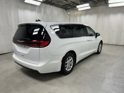 Used 2023 Chrysler Pacifica Touring-L image 5
