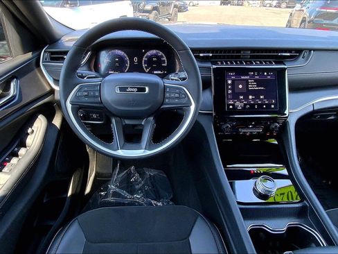 Certified 2025 Jeep Grand Cherokee Altitude AWD/4WD image 5