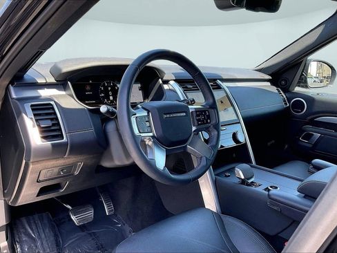 Used 2024 Land Rover Discovery Dynamic SE AWD/4WD image 17