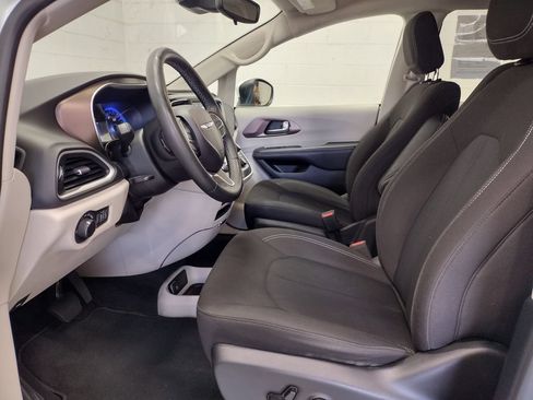 Used 2023 Chrysler Voyager LX FWD image 22