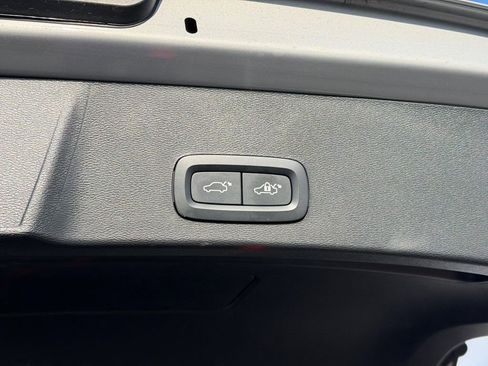 Certified 2023 Volvo XC40 Recharge Ultimate image 18