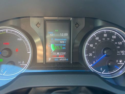 Used 2021 Toyota Venza LE image 9