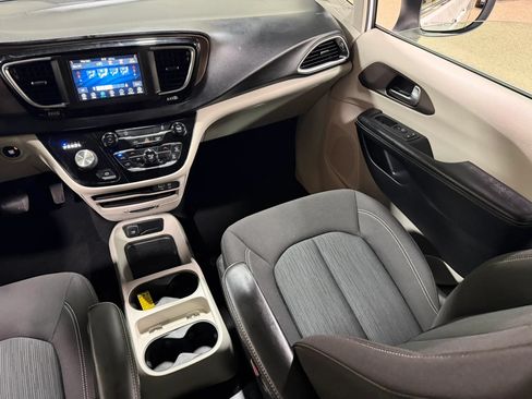 Used 2020 Chrysler Voyager LX FWD image 46